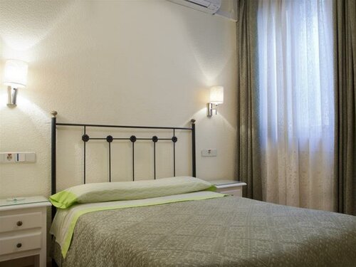 Hostal Los Alpes, Забронировать Хостел Хостелы Мадрида, рядом с Опера, Хостел