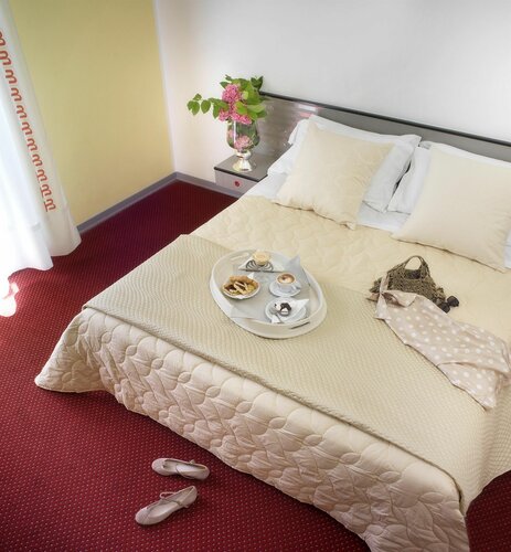 Hotel Boemia, Забронировать Отель Риччоне Побережье Римини, рядом с Конференц-центр Riccione