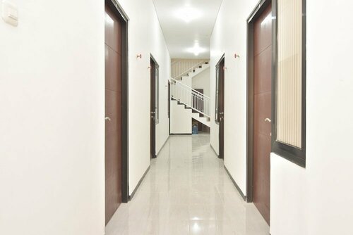 Rungkut Mejoyo Selatan by OYO Rooms, Đặt Khách sạn Khách sạn tại Rungkut có Bãi đậu xe, Bãi đậu xe