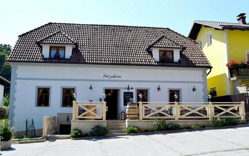 Guest House Pod Grebenom, Забронировать Отель Подчетртек Савиньска