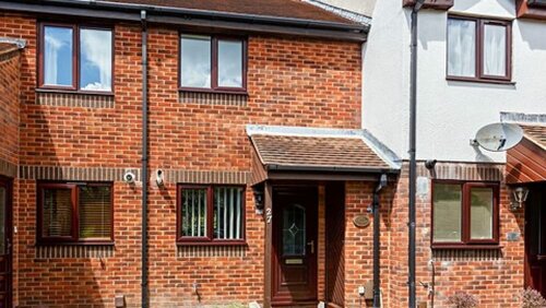 Dolphin Cottage - Short walk to Poole Quay with Private Garden, Забронировать Дом для отпуска Отели Пула с бассейном, Бассейн