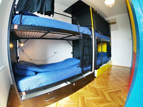 Prishtina Center Hostel, Забронировать Хостел Отели Приштина с парковкой, рядом с National Library of Kosovo, Парковка