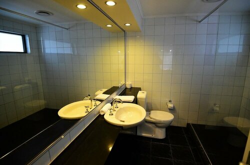Caledonian Hotel Motel, Rezerwuj Motel Echuca Wiktoria, w pobliżu Centrum informacji turystycznej w Echuca Moama