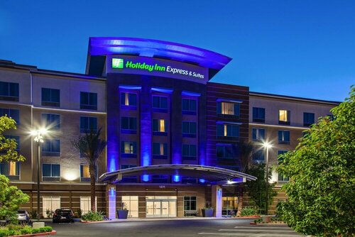 Holiday Inn Express & Suites Anaheim Resort Area by IHG, Забронировать Курортный отель Анахайм Disneyland California