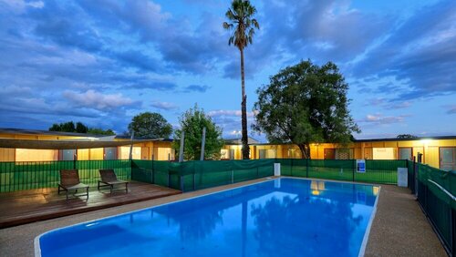 Cootamundra Gardens Motel, Забронировать Мотель Кутамундра Riverina, рядом с Загородный клуб Кутамундры