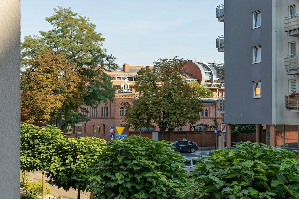 Wojskowa Apartment by Renters