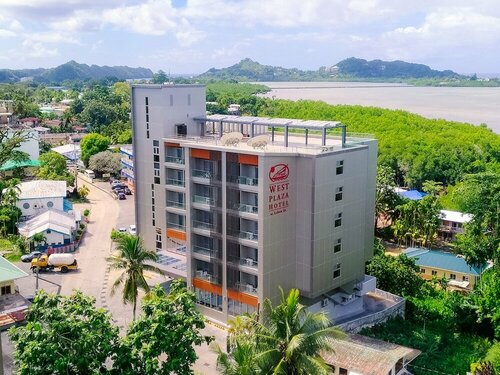 West Plaza Hotel at Lebuu Street, Boek Hotel 4-sterren hotels in Koror, 4*