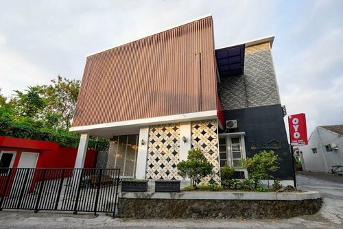 OYO 1829 Zaira House, Book Hotel Hoteller i Sleman med parkering, Parkering