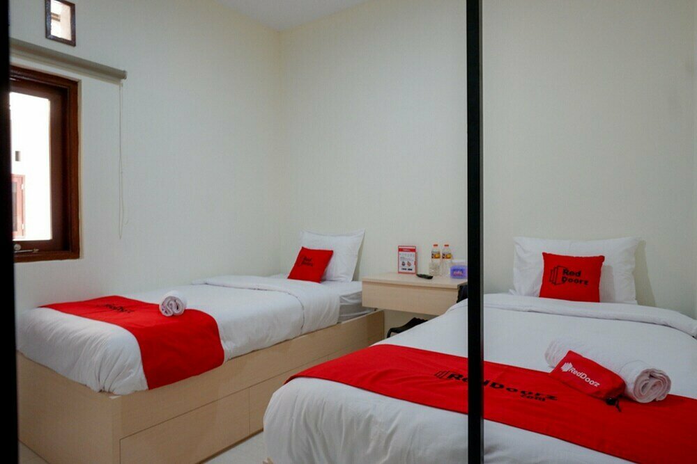RedDoorz near Alun Alun Kudus 2
