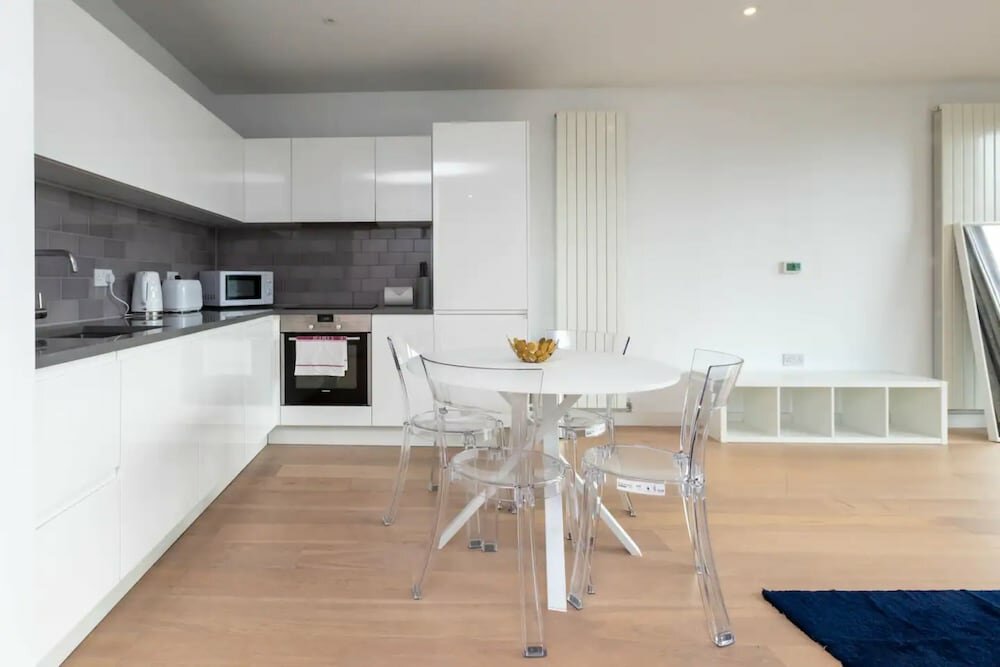 Bright and Modern 2 Bedroom Flat in Royal Wharf