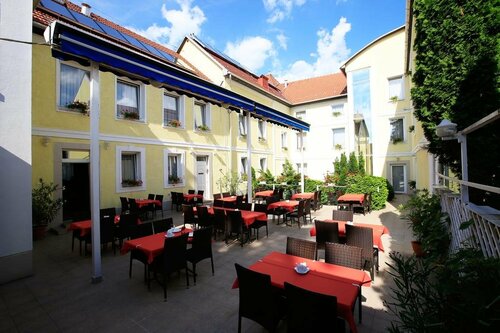 Hotel Korona Eger, Забронировать Отель Отели Эгера 3 звезды, рядом с Egri Planetarium and Camera Obscura, 3*