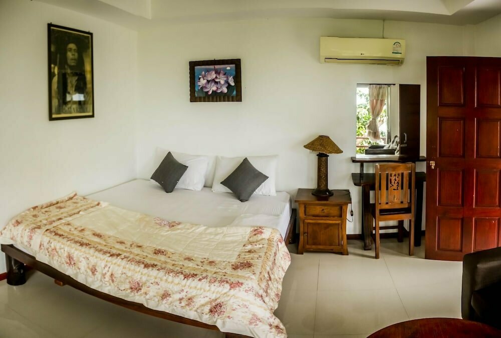 High Bar Rooms and Bungalows