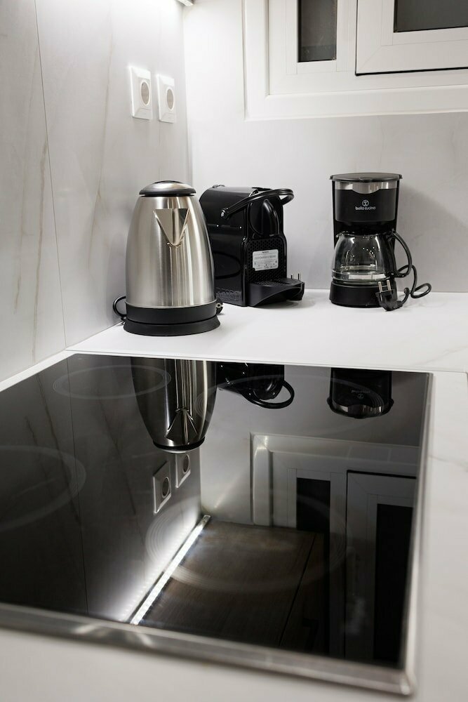 Chic & Renovated Flat Steps from Metro