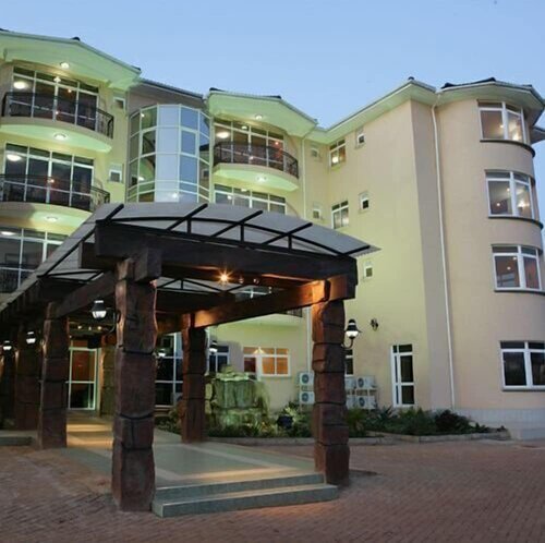 The City Royal Resort Hotel, Забронировать Курортный отель Bugolobi Кампала, рядом с Jazz Supermarket Bugolobi