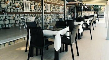 Pine Beach Boutique Hotel, Забронировать Отель Отели Турунч 3 звезды, 3*