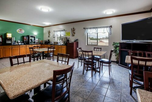 Super 8 by Wyndham Big Rapids, Prenota Hotel Big Rapids Michigan