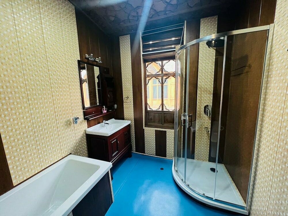 Floating Luxury Group of Houseboats
