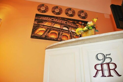 95 Rooms in Rome, Забронировать Отель Отели Рима с завтраком, рядом с Площадь Пьяцца Барберини, Завтраки