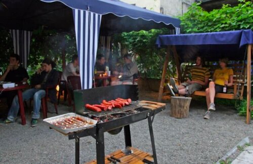 Momotown Hostel, Забронировать Хостел Отели Кракова с парковкой, рядом с Суконные ряды, Парковка