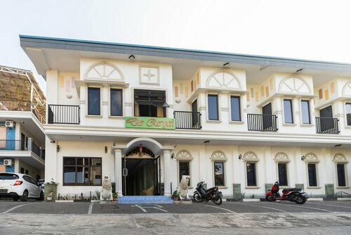 RedDoorz Plus @ Jalan Pumorow Manado, Забронировать Отель Отели провинции Северного Сулавеси с парковкой, Парковка