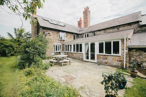 Broncoed Uchaf Country Guest House, Book Pension  