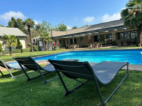 Furaha Guest house, Book Pension Hoteller i Gauteng med parkering, Parkering