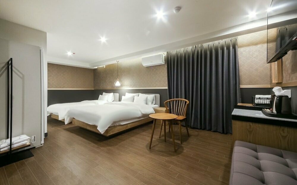 Gray 194 Hotel