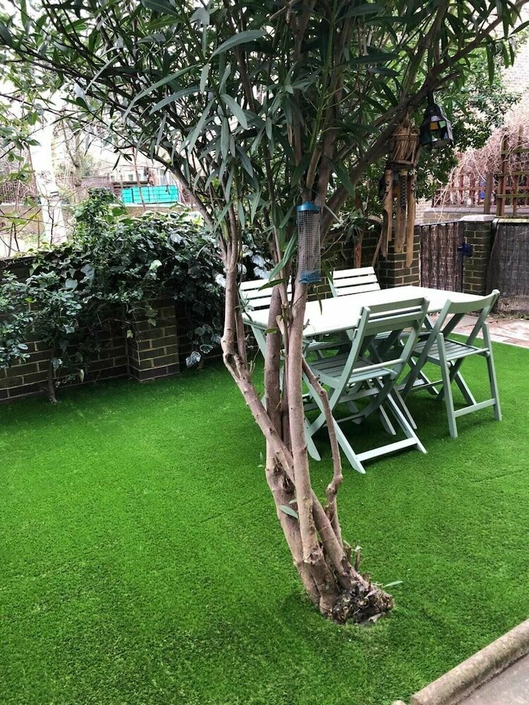Lovely 2 Bedroom Apartment With Garden