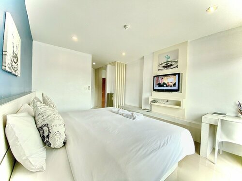The Palms Residence - SHA Extra Plus, Забронировать Отель Отели Катху с бассейном, Бассейн