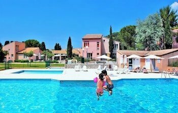 Les Village Vacances - Village Léo Lagrange Vaison-la-Romaine, Book Hotel Hoteller i Rhône-Alps med parkering, Parkering