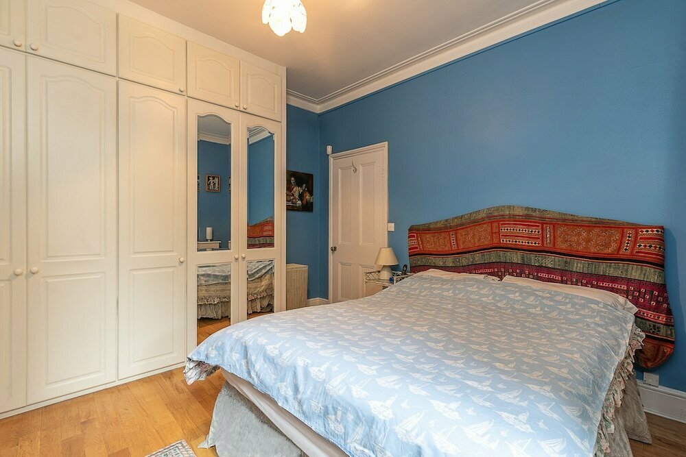 JOIVY 2 Bed Flat With Garden Next to Battersea Park!
