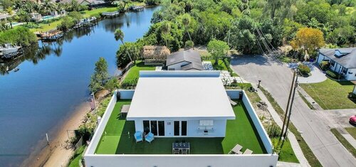 3-storey Home with Beautiful Lake View