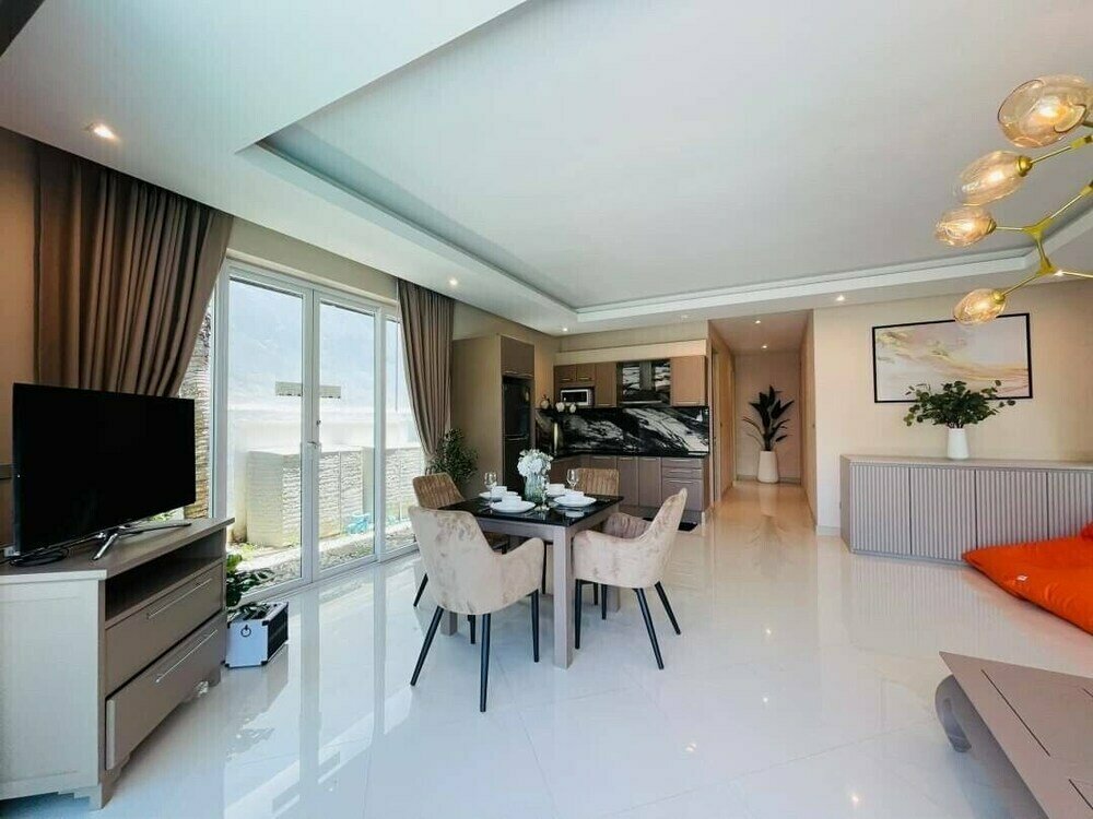 Palm Oasis Pool Villa by Pattaya Holiday