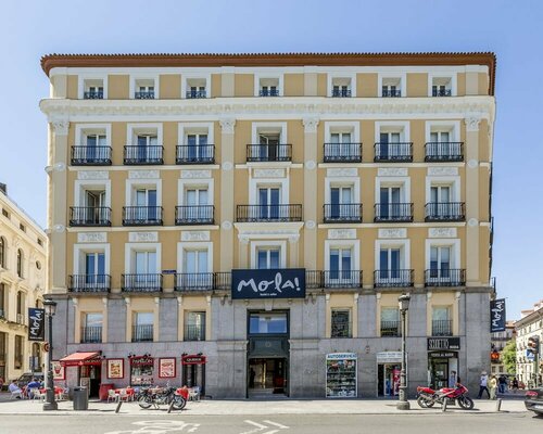 Mola Hostel, Забронировать Хостел Отели Мадрида с парковкой, рядом с Palacio del Senado, Парковка