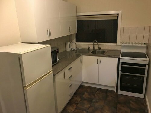 Charles Rasp Motor Inn & Cottages, Забронировать Мини-отель Брокен-Хилл Новый Южный Уэльс, рядом с Железнодорожный и исторический музей Sulphide Street