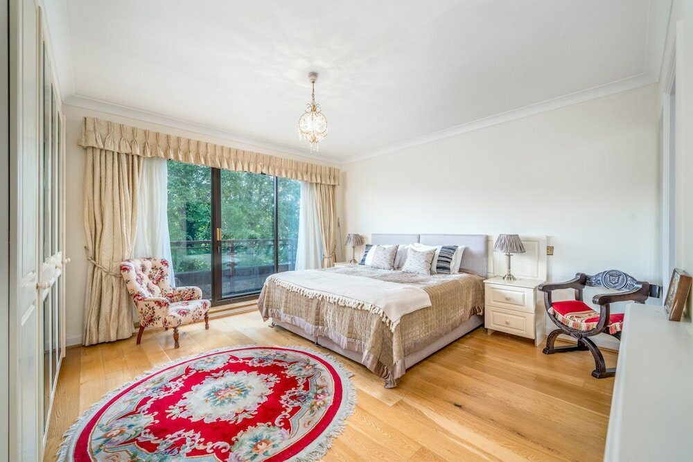 Delightful Vintage 2 Bedroom Apartment