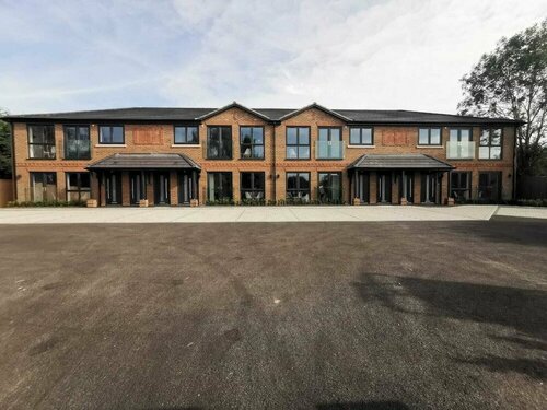 Amazing 2 Bed 2 Bath Flat, Book Hotel Burghfield Berkshire