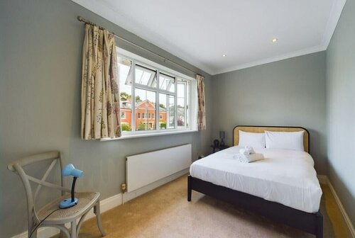 The Richmond Park Hideaway - Cozy 4bdr House With Garden Rooftop Terrace, Забронировать Отель Отели Большого Лондона с парковкой, Парковка