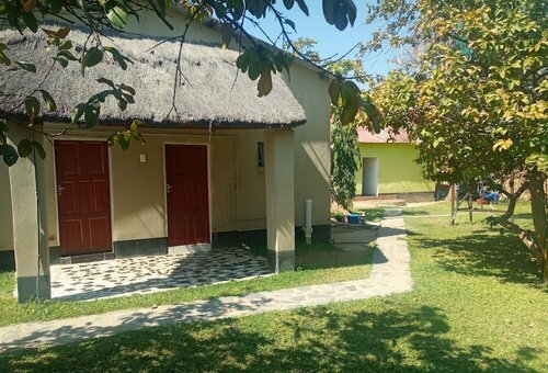DL Lodge, Book Hotel Choma Sydlige