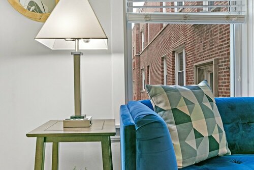 1BR Apt with King Bed in Rogers Park, Забронировать Отель Отели Чикаго с парковкой, Парковка