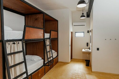 Caleta Hostel Rooftop & Pool, Забронировать Хостел Хостелы Канкун, рядом с Парк Лас-Палапас, Хостел