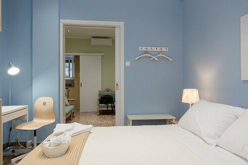 Grandma's Chic & Bright Athenian Home with a Patio, Rezervasyon Daire Kallithea 