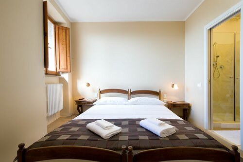 Hotel Properzio, Забронировать Отель Ассизи Умбрия, рядом с Церковь Святой Клары