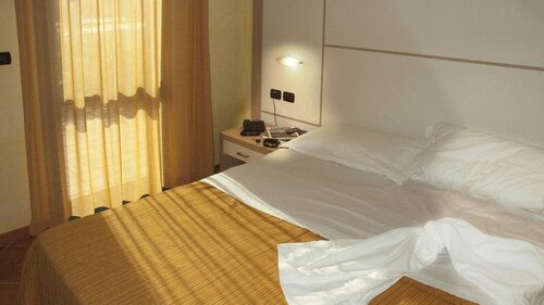 Baiamalva Resort, Забронировать Курортный отель Отели Порто-Чезарео с парковкой, рядом с Scalo di Furno Archaeological Site, Парковка
