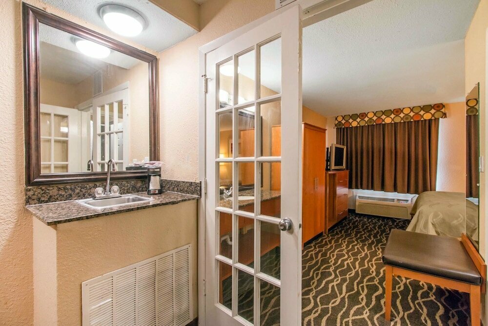 Howard Johnson Inn and Suites San Antonio Near At and T Center