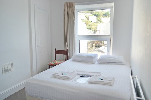 The Cardigan Bay Guest House, Забронировать Гостевой дом Отели Аберистуит с парковкой, рядом с Aberystwyth Library, Парковка