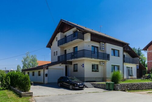 Rooms & apartments Karlo, Забронировать Апартаменты/квартира Отели Слунь с бассейном, Бассейн