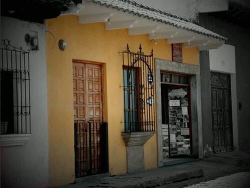 Yellow House Hostel B&B,  Hostel / Vandrerhjem Antigua Guatemala Zacatepeques