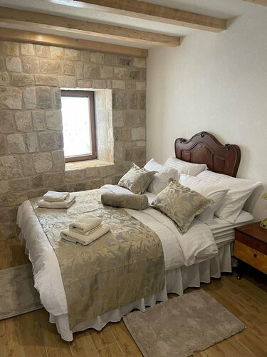 Castle Inn, Забронировать Гостевой дом Отели Каштела с парковкой, рядом с Putalj Winery, Парковка
