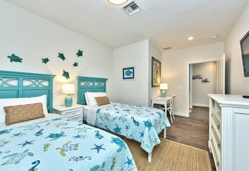 Sardinia Vacation Rental: Delightful Coastal Home near Vanderbilt Beach. Relax in a Private Pool and Spacious 4-BR Retreat with Modern Amenities. Ideal for Families. Minutes from Mercato and Local Attractions, Забронировать Дом для отпуска Нейплс Southwest Florida, рядом с Пляж Вандербилт